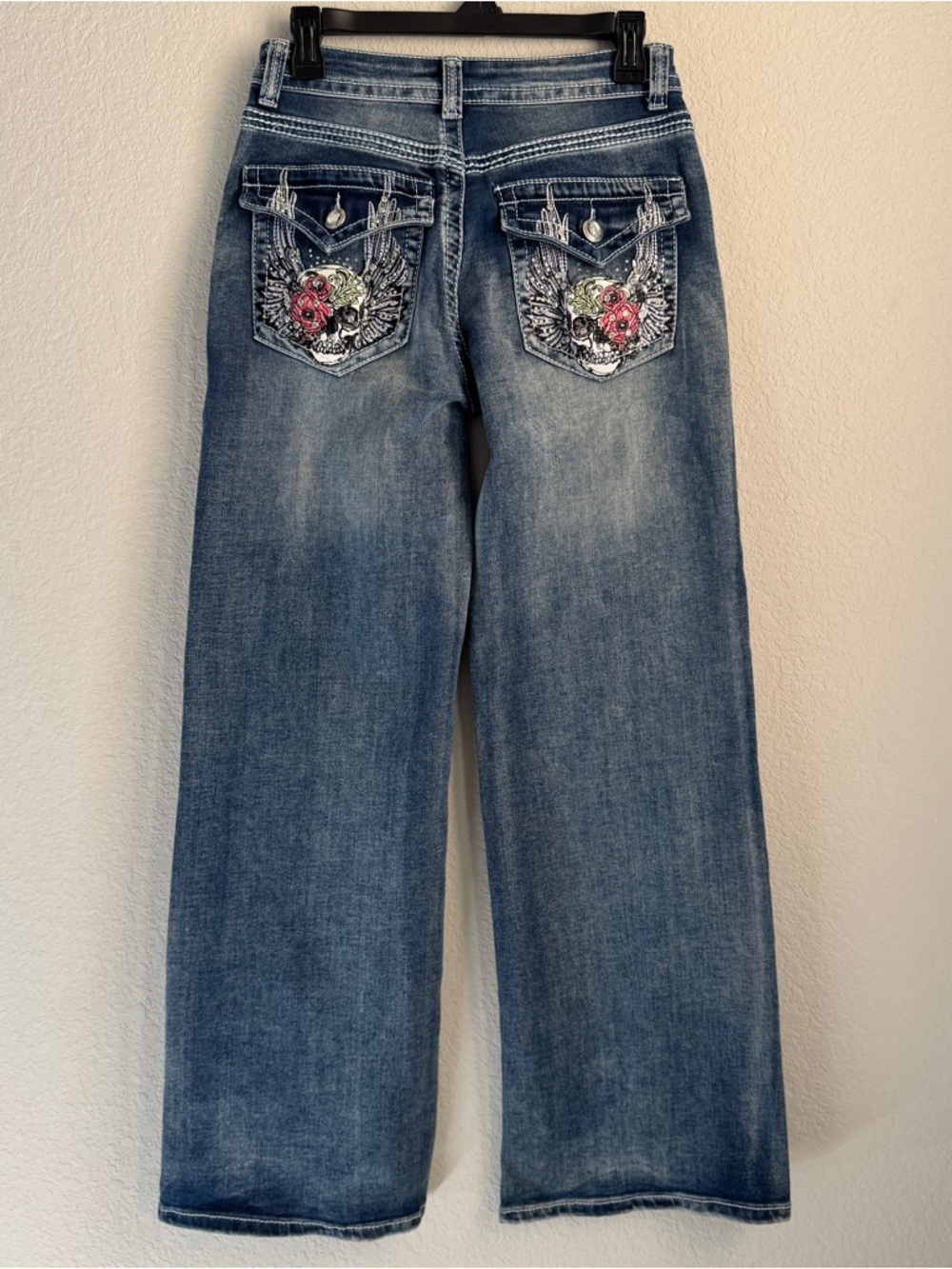 Denim Blue Embroidered Pocket Wide Leg Jeans. Size 9/29. NWT
